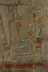 Reliëf dat Horus afbeeldt, kapel van de godin Hathor