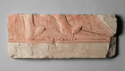 Reliëf dat de gesandaalde voeten van koninklijke vrouwen toont, uit Tell el-Amarna, Nieuw Koninkrijk, c.1353-1332 v.Chr.