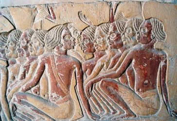 Reliëf van Nubische slaven, tweede hof van het Graf van Horemheb, Saqqara Necropolis, Memphis (Unesco Werelderfgoedlijst)