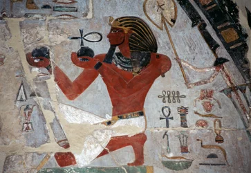 Reliëf geschilderd met Thutmose die wijn aanbiedt, Dodentempel van Hatshepsut, Deir el-Bahri, Thebaanse necropolis (UNESCO Werelderfgoedlijst)