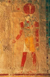 Reliëf met Ra Horakhty, dodentempel van Hatsjepsoet, Deir el-Bahari, Thebaanse necropolis (UNESCO Werelderfgoedlijst)