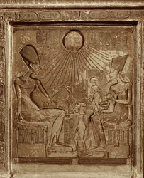 Het leven van een koninklijke familie: Farao Amenophis IVAkhnaton, koningin Nefertiti en 3 dochters spuiten naar de zon (reliëf)