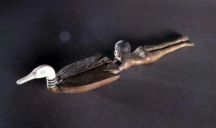Lepel met een afgeplatte handgreep in de vorm van een zwemmer, Nieuwe Koninkrijk, ca.1400 v.Chr. (hout & ivoor)