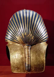 De achterkant van het gouden masker, uit de schat van Toetanchamon