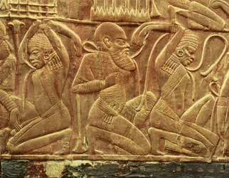 De vijanden van Egypte overwonnen en tot slaaf gemaakt, detail van de binnenkant van een van de staatskoetsen gevonden in het graf van Toetanchamon