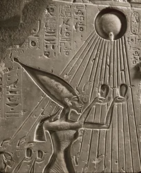 De koninklijke familie van Amenophis IV Akhnatonoffert een offer aan Aton, de zonnegod (reliëf)