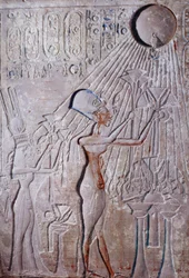 laag reliëf van koning Ikhenaton en koningin Nefertiti die de zonnegod Aton aanbidden