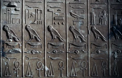 Bas-reliëf met hiërogliefen die god Horus in de vorm van een valk en ankh, symbool van het leven, afbeelden, Tempel van Seti I, of Grote Tempel van Abydos, Abydos, Egypte, Egyptische beschaving, Nieuwe Rijk, Dynastie XIX