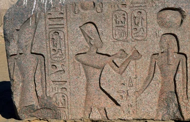 Blok met reliëfs en inscripties van Ramses II, Grote Tempel van Amon, Tanis, Egypte, Egyptische beschaving, Nieuwe Rijk, Dynastie XIX