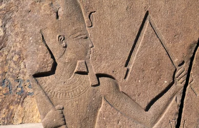 Blok met reliëfs en inscripties van Ramses II, Grote Tempel van Amon, Tanis, Egypte, Egyptische beschaving, Nieuwe Rijk, Dynastie XIX