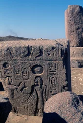 Blok met reliëfs en inscripties van Ramses II, Grote Tempel van Amon, Tanis, Egypte, Nieuwe Rijk, Dynastie XIX