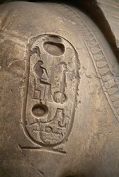 Cartouche op arm, gravure van Colossus van Ramses II, Memphis