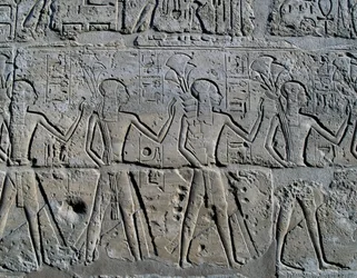 Personages die mijnbouwdistricten symboliseren brengen hun eerbetoon aan god, reliëf, Ramesses II Binnenplaats, Tempel van Amon (Unesco Werelderfgoedlijst)