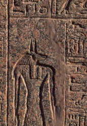 Afbeelding van Anubis, detail van inscriptie en reliëf van Anubis en een andere god, sarcofaag van Amenhotep, Memphis (UNESCO Werelderfgoedlijst)