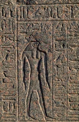 Afbeelding van Horus, detail van inscriptie en reliëf van Thoth en Horus, sarcofaag van Amenhotep, Memphis (Unesco Werelderfgoedlijst)