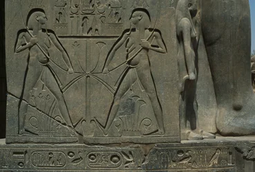 Detail van een reliëf dat twee mannen afbeeldt