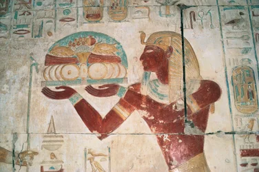 Egypte, Abydos, Tempel van farao Seti I, Osiris kapel, geschilderd reliëf dat een offerdrager afbeeldt