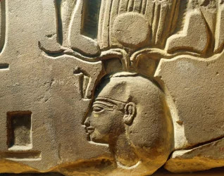Egypte, Luxor, Oud-Thebe, Assasif-vallei, fragment van reliëf dat Ramses II en cartouches toont