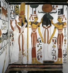 Egypte, Thebe, Luxor, Vallei der Koninginnen, Graf van Nefertari, Aanbouw aan voorhal, muurschilderingen, koningin voor goddelijke entiteit die Osiris voorstelt rustend in Ra in cirkel van godinnen Isis en Nephthy
