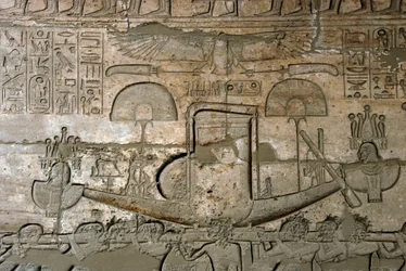 Egyptische oudheden: reliëfs die de processie van de heilige boot voorstellen, Herdenkingstempel gewijd aan farao Ramses II (1279-1213 v.Chr.), Ramasseum site in Luxor, Egypte