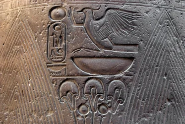 Egyptische antiquiteit: detail van een reliëf dat de cartouche van farao Ramses II decoreert. Tempel van Luxor. Oostelijke Oever (Thebe), Egypte