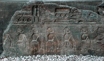 Egyptische oudheid: detail van een reliëf dat de emblemen van de door farao Ramses II (1292-1186 v.Chr.) veroverde gebieden afbeeldt. Tempel van Luxor. Oostelijke Oever (Thebe), Egypte