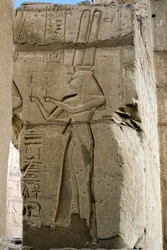 Egyptische antiquiteit: detail van reliëfs die de godin Hathor voorstellen met sistrums in haar handen, Funeraire Tempel gewijd aan Farao Ramses II (1279-1213 v.Chr.), site van Ramasseum (Ramesseum) in Luxor, Egypte.