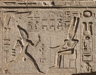 Egyptische oudheid: detail van de architraaf die de voorstelling van Farao Ramses II eert de god Amon en hiërogliefen, tempel van Farao Ramses II (1292-1186 v.Chr.) in Luxor. Oostelijke Oever (Thebe), Egypte