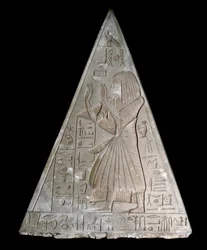 Egyptische oudheid: piramidepunt van de kapel van Ramose versierd met de voorstelling van de overleden aanbiddende Re-Atum