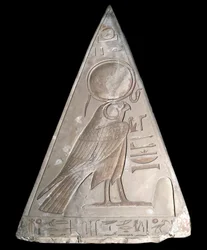 Egyptische antiquiteit: piramidepunt van de kapel van Ramose versierd met de voorstelling van Ra-Harakte, god van de opkomende zon