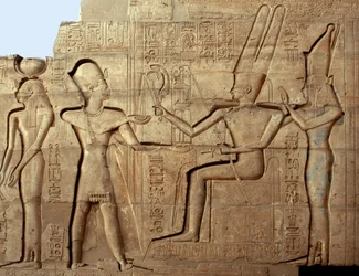 Egyptische oudheid: reliëf dat Farao Ramses II voorstelt voor twee van de godheden van de Thebaanse triade, Amon en Moet; Begrafenistempel gewijd aan Farao Ramses II (1279-1213 v.Chr.), locatie van Ramasseum in Luxor, Egypte.