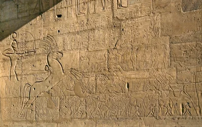 Egyptische oudheid: zicht op de reliëfs die de heldendaden van Ramses II tijdens de Slag bij Qadesh in 1274 v.Chr. vieren, Herdenkingstempel gewijd aan Farao Ramses II (1279-1213 v.Chr.), locatie van Ramasseum in Luxor, Egypte.