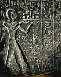 Granieten standbeeld van prins Merneptah in aanbidding, gewijd aan god Ptah