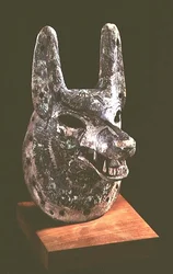 Kop van Anubis, Egyptische god van de doden, met een scharnierende kaak, gebruikt als orakelmasker, Nieuwe Rijk, hout