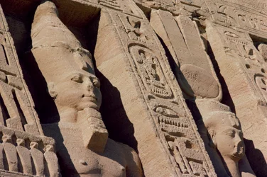 Hoofden van Ramses II (1279-1213) en Hathor/Nefertari op de gevel van de Tempel van Koningin Nefertari, Nieuwe Koninkrijk, ca. 1250 v.Chr. (foto) (detail)