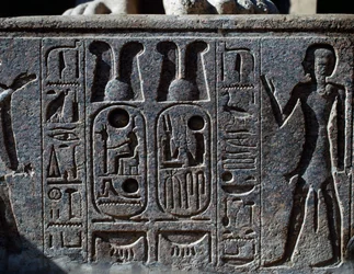 Hiërogliefen, detail van hoef van kolossaal standbeeld van koning, Ramesses II Binnenplaats, Tempel van Amon (Unesco Werelderfgoedlijst)