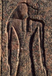 Inscriptie en reliëf van Anubis en een andere god, sarcofaag van Amenhotep, Memphis (Unesco Werelderfgoedlijst)
