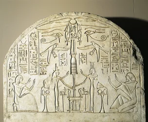 Kalkstenen stèle van Perinefer, met Isis en Neftis die een fetisj aanbidden die Osiris vertegenwoordigt, uit Abydos, Regering van Ramses II
