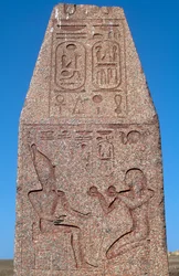 Obelisk met reliëfs en inscripties van Ramses II, Grote Tempel van Amon, Tanis, Egypte, Egyptische beschaving, Nieuwe Rijk, Dynastie XIX