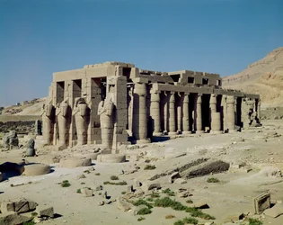 Osiride figuren van Ramses II (1279-1213 v.Chr.) die de muren van de Tweede Hof flankeren, Nieuwe Koninkrijk