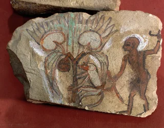 Ostrakon dat een aap toont die dadels plukt, bekeken door een jonge man uit Egypte, West-Thebe, Deir el-Medina