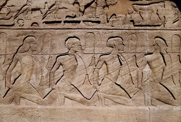 Gevangenen die de overwinningen van farao Ramses II uitbeelden, bas-reliëf bij de ingang van de grote tempel van Ramses II, Egypte, Abu Simbel