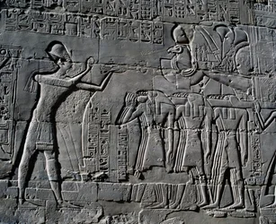 Ramesses II brengt offers voor de heilige boot, reliëf, binnenmuren van de Grote Hypostyle Hal, Karnak tempelcomplex (Unesco Werelderfgoedlijst)