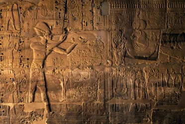 Ramesses II brengt offers voor de heilige boot, Karnak, Egypte