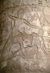 Ramses houdt zijn Aziatische vijanden bij hun haar terwijl hij zich voorbereidt om hen te doden, reliëf, Tempel van Seti I, Kanais, Egypte, Egyptische beschaving, Nieuwe Koninkrijk, Dynastie XIX