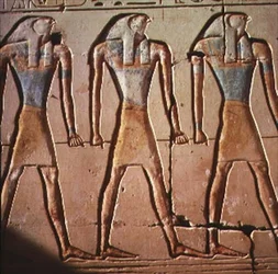 Reliëf afgebeeld Horus, uit de tempel van Ramses II, ca. 1298 v.Chr.