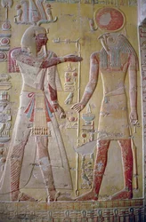 Reliëf met Merenptah (1236-1223 v.Chr.) die wordt begroet door Re-Herakhty, uit het graf van Merenptah, Nieuwe Rijk, ca. 1297-1185 v.Chr.