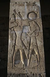 Reliëf dat de farao met god Horus toont, portiek van de Tempel van Seti I