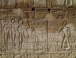 Reliëf met Seti I die een offer brengt aan Amon, uit de noordelijke buitenmuur van de Hypostyle Zaal