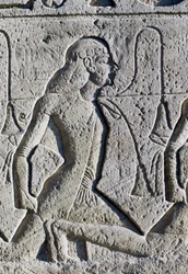 Reliëf met zwarte en Aziatische gevangenen uit de Slag bij Kadesh, detail van de basis van tronen op de façade van de Grote Tempel van Ramses II, Abu Simbel (Werelderfgoedlijst van UNESCO)